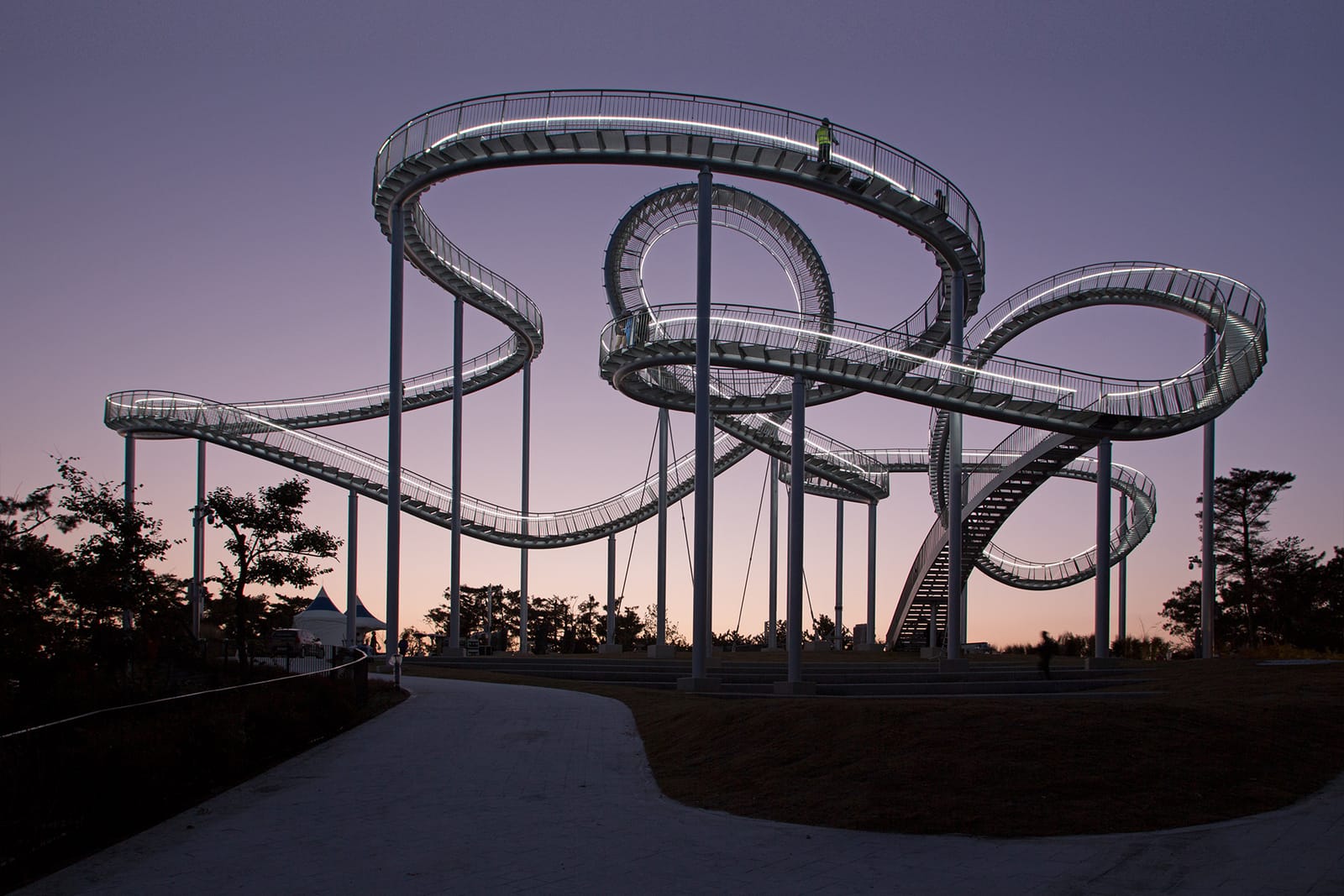 SpaceWalk walkable steel sculpture at Hwanho Park in Pohang